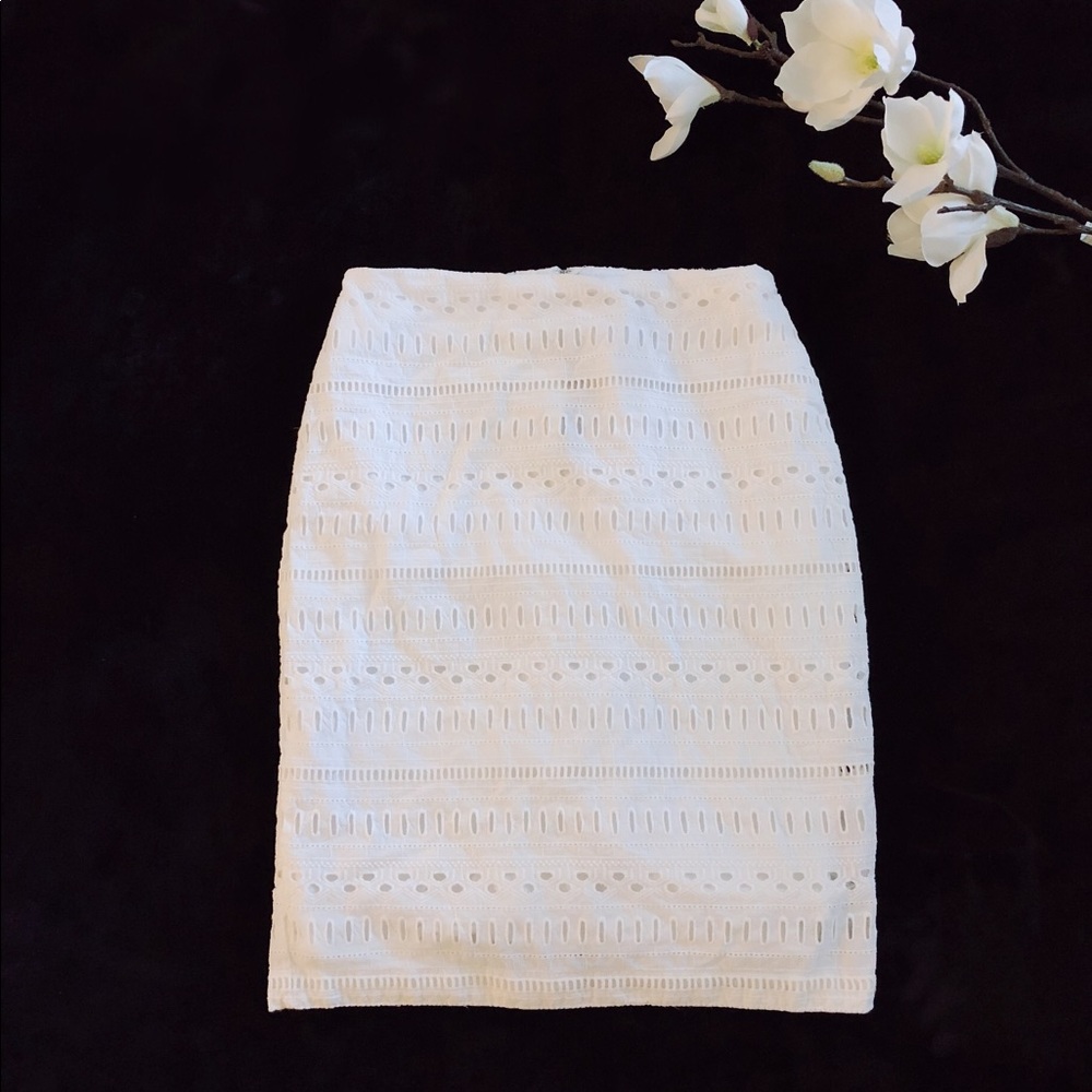 White pencil skirt - fits as M